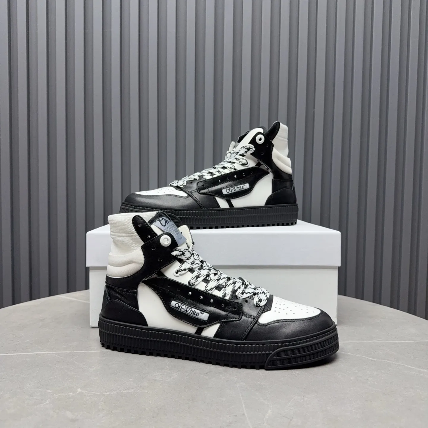 Men's shoes💰740 OFF WHITE ⚡️Couple style⚡️The latest spring style street casual shoes, released with the highest quality version on the market👊Series original mold opening, original lasting, production technology 1:1 original version➰🔜The best choice for more and more celebrities and Internet celebrities🔸In the classics Changes in the code🔸Innovate in the trend🔸Strive to break away from the shackles of bad street design🔝Although he is not the originator of fashion design, he is definitely a shining dark horse in avant-garde design🐴🆙Do not follow the trend🔅Not universal beauty🔅 Fabric💯First-layer cowhide Lining💯Imported skin-friendly and environmentally friendly polyester mesh Foot pads💯Original molded high-elastic environmentally friendly molding pads Midsole💯Made with original last-last technology Outsole💯Rubber outsole Packaging💯Official website synchronizes full set of packaging (brand wrapping paper, brand certificate, brand cloth bag) Code numbers 35-44, 45 46 Customized